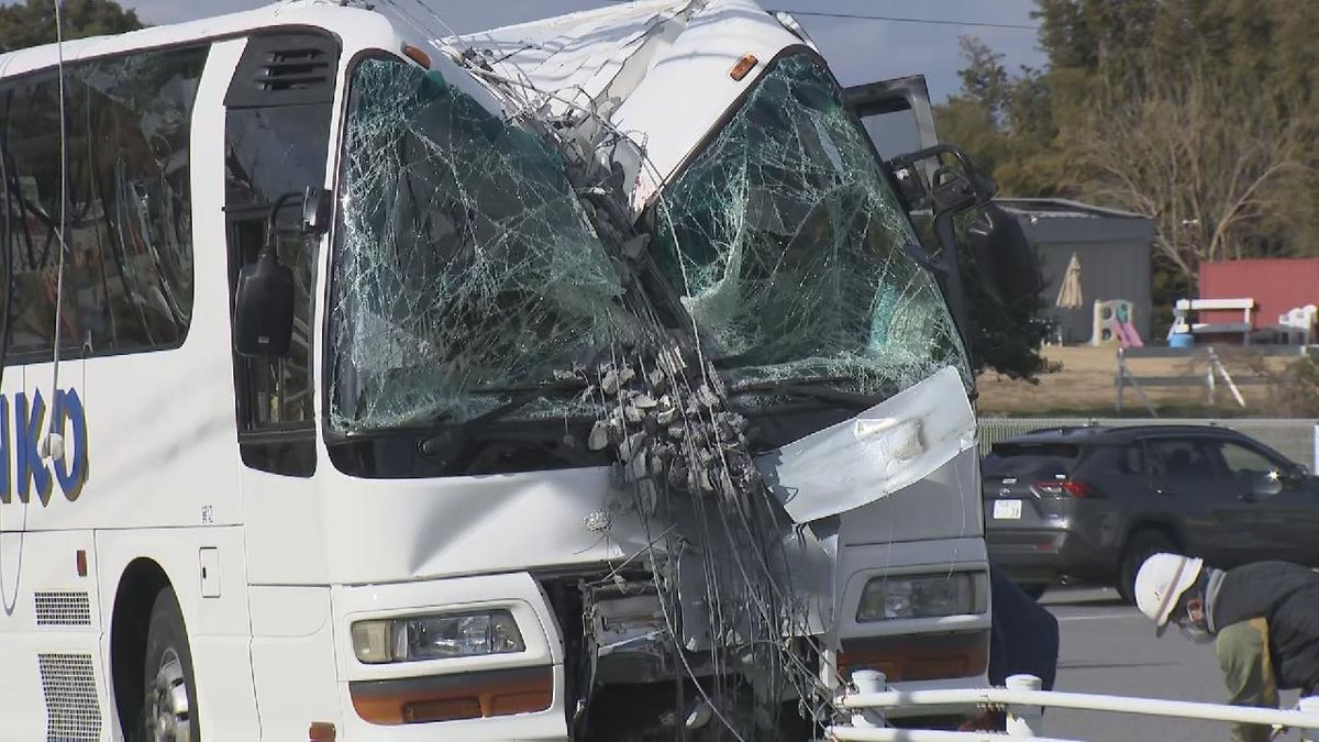 大型バスが電柱に衝突　運転手｢ぼんやりしていたらぶつかった｣　愛知・半田市