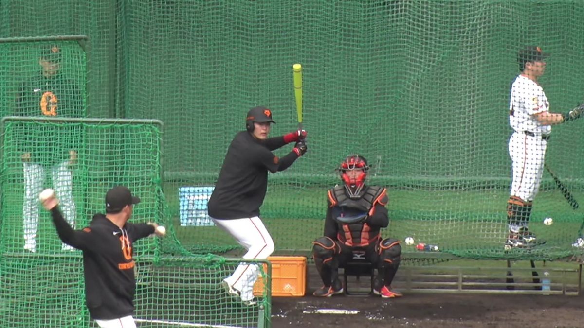 【巨人】ドラ3・荒巻悠が阿部監督の前でスタンドイン　“今年の色”グリーンのバットで猛アピール　自慢の飛距離を披露