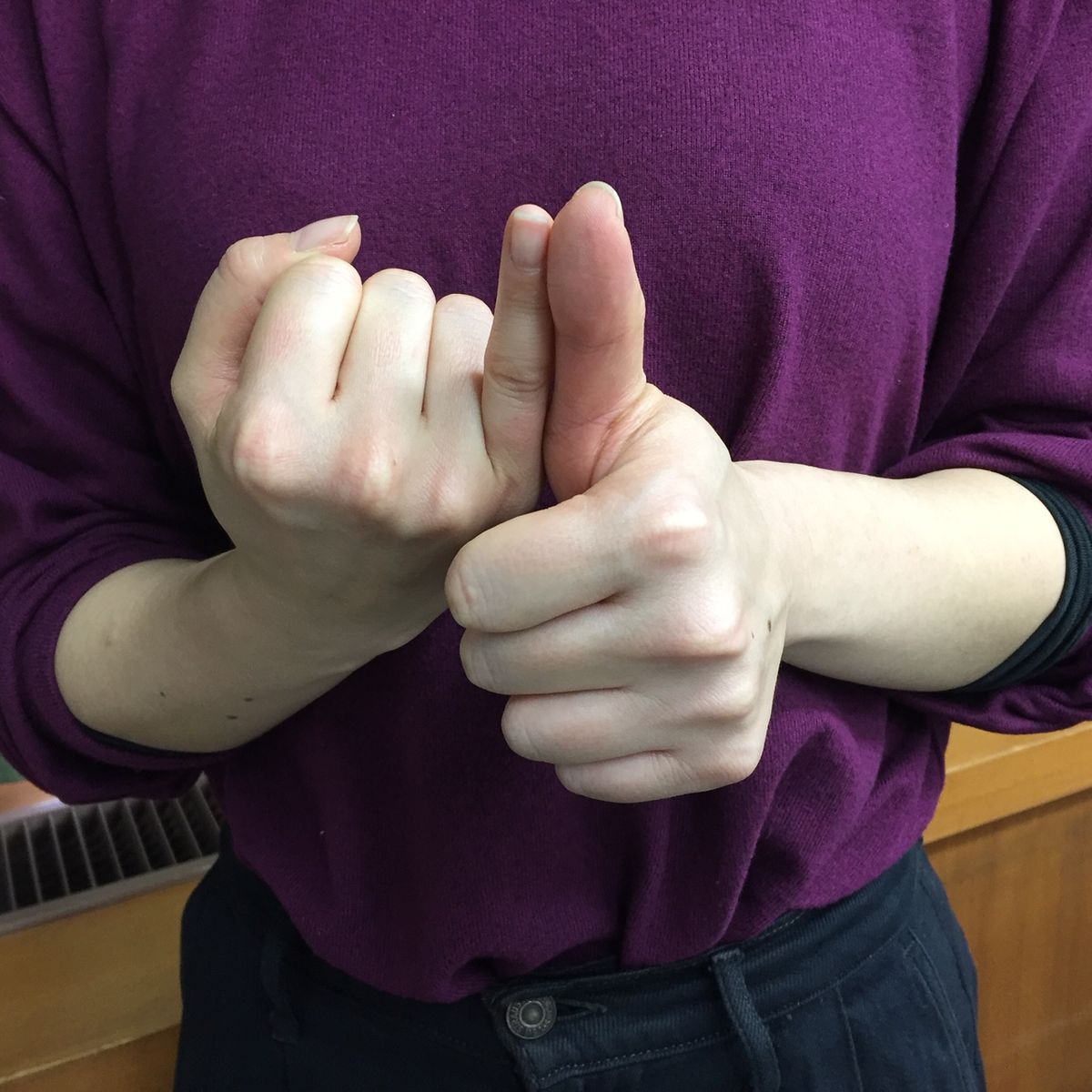 「結婚」を表す手話/提供：日本手話研究所