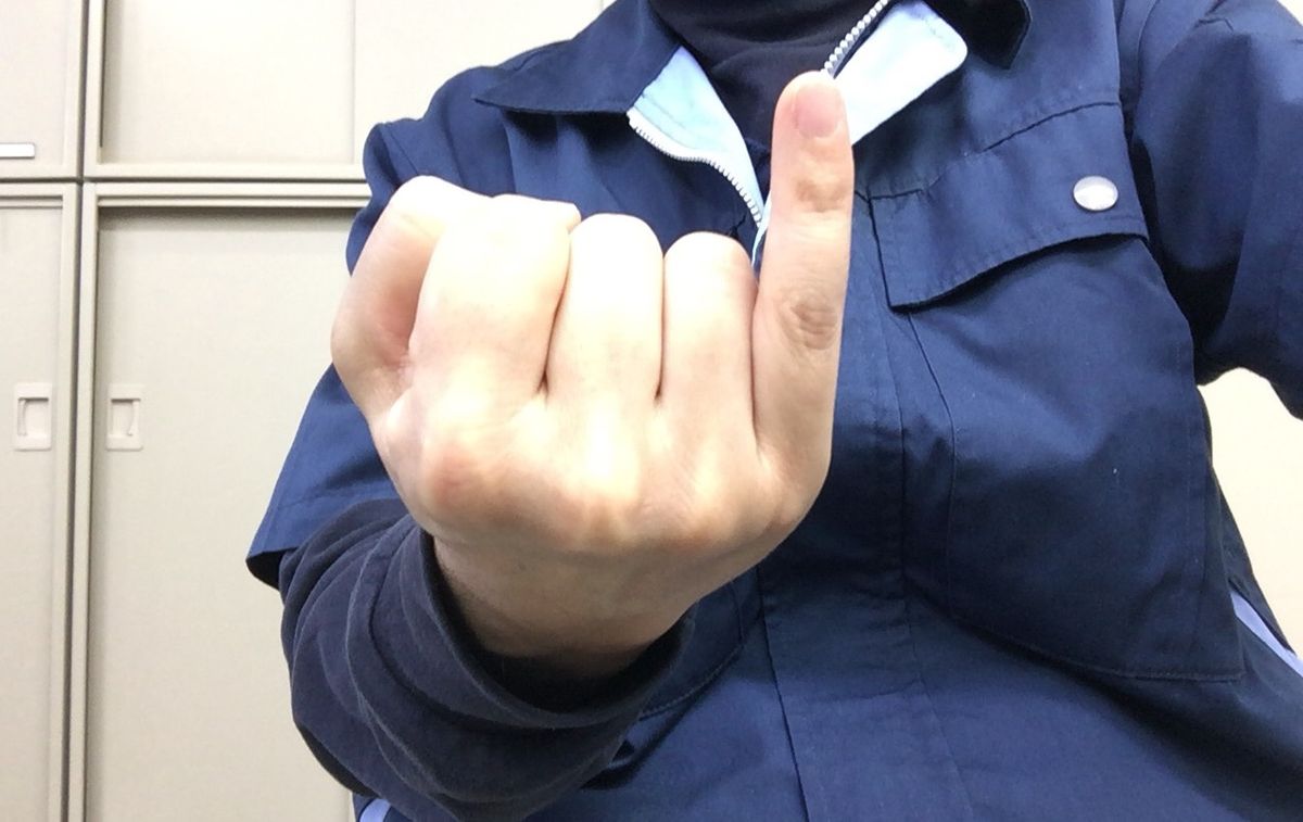 「女性」を表す手話/提供：日本手話研究所
