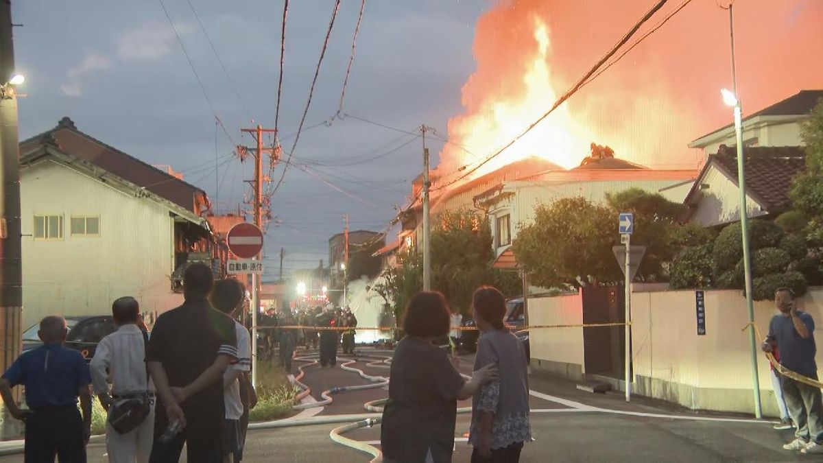 名古屋市中川区の住宅街で真っ赤な炎　消火活動続く　逃げ遅れの情報なし