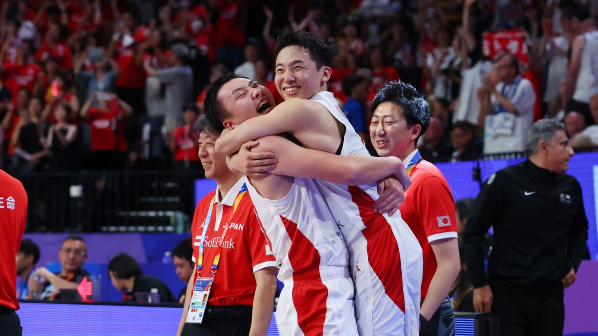 バスケットボール日本代表Ｗ杯初勝利で河村勇輝選手を抱き上げる富永啓生選手(写真：YUTAKA/アフロスポーツ)