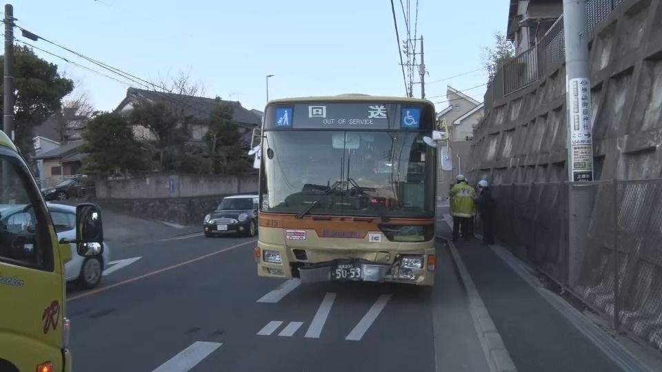 「軽自動車とバスが正面衝突」と通報　70代の女性搬送　横浜市