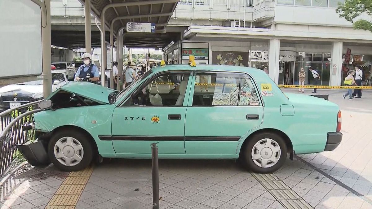 【速報】82歳運転手「座席前にしたまま、アクセル踏みすぎた」千里中央駅前でタクシー暴走2人重軽傷