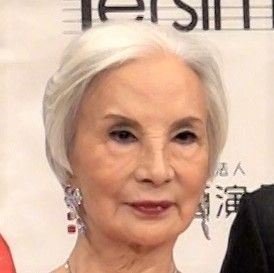 カルーセル麻紀 82歳「3歳の時から」受賞の喜び　30年前のドレスを披露