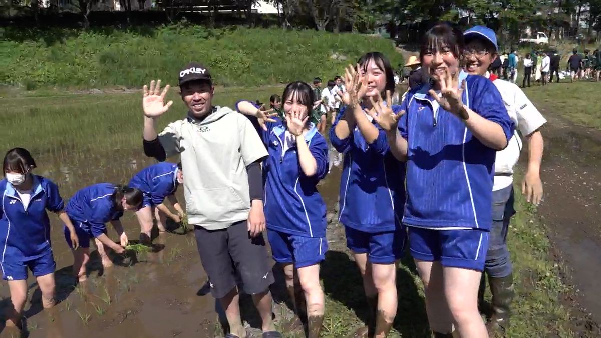 泥の感触に歓声！ 北杜高の生徒が田植えを体験 100年以上続く伝統行事  山梨県