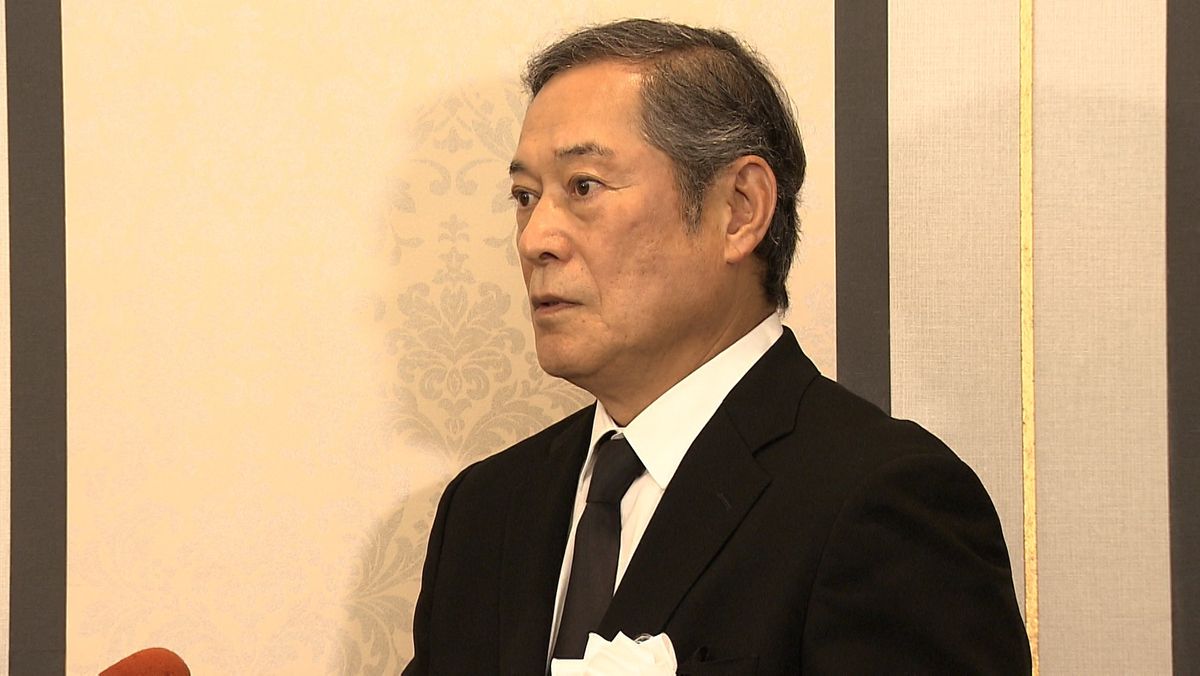 囲み取材に応じる松平健さん