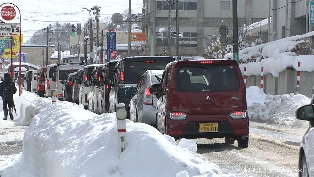 大雪の影響続く　渋滞や立ち往生　日常生活に支障