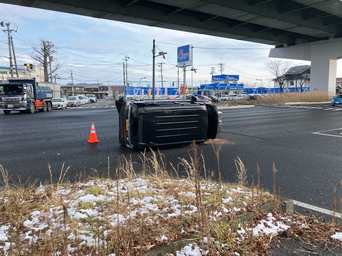 乗用車と軽自動車が交差点で事故　1人搬送も会話可能＜仙台市宮城野区＞