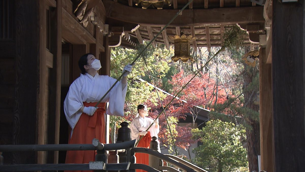 武田神社ですす払い 1年間のほこり払う 新年の準備進む 山梨県