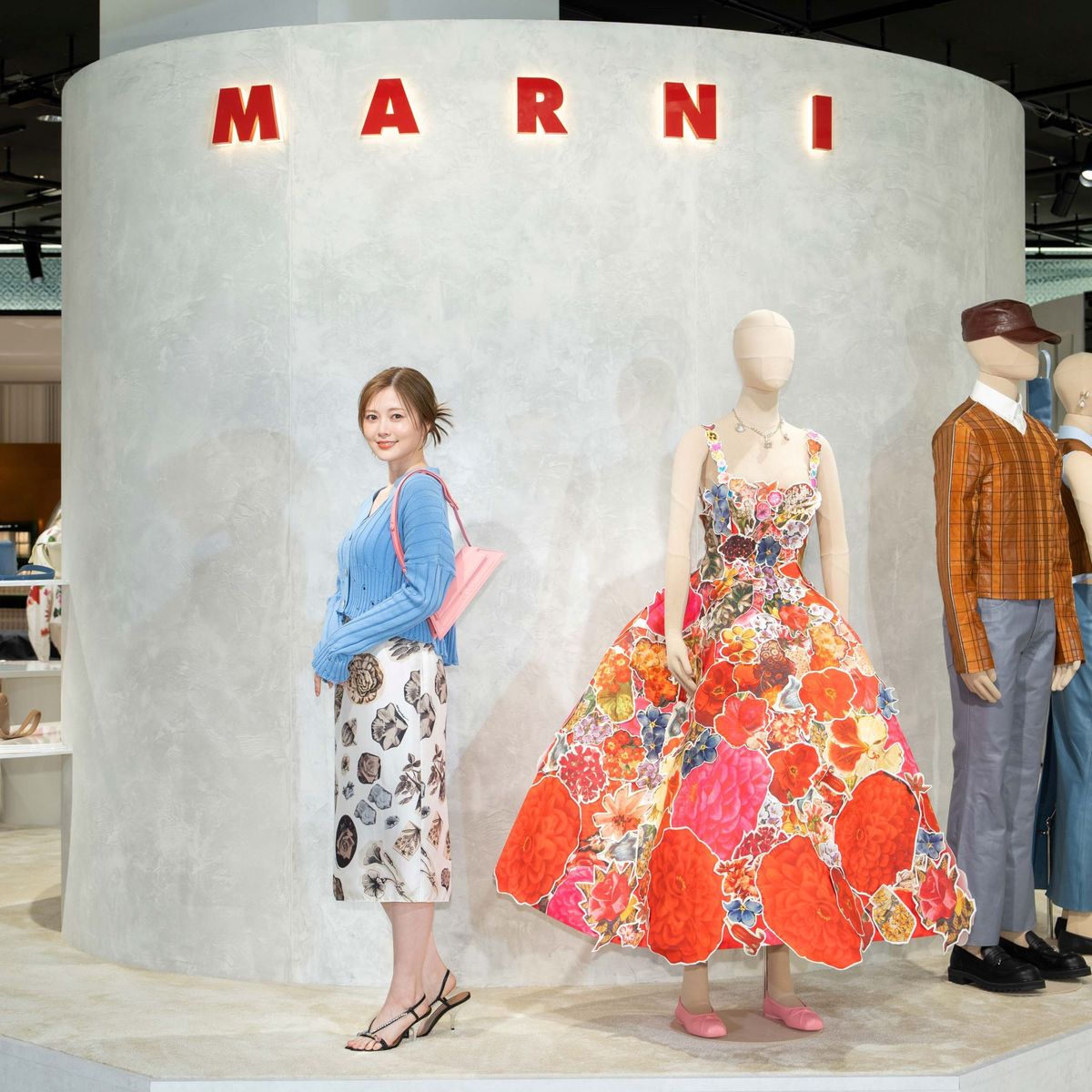 『MARNI』の期間限定ショップに来場した白石麻衣さん　（c）MARNI