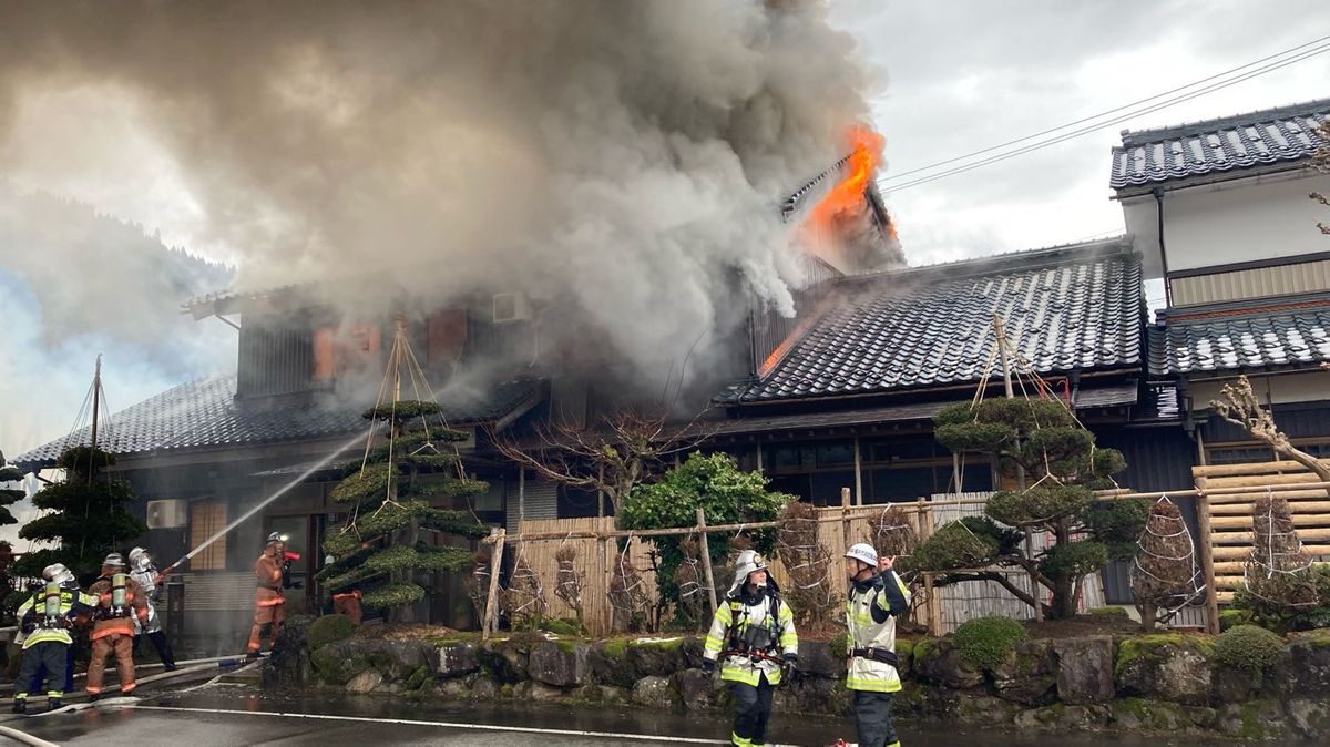 住宅など4棟全焼 福井市美山町 火元は作業場のまきストーブか