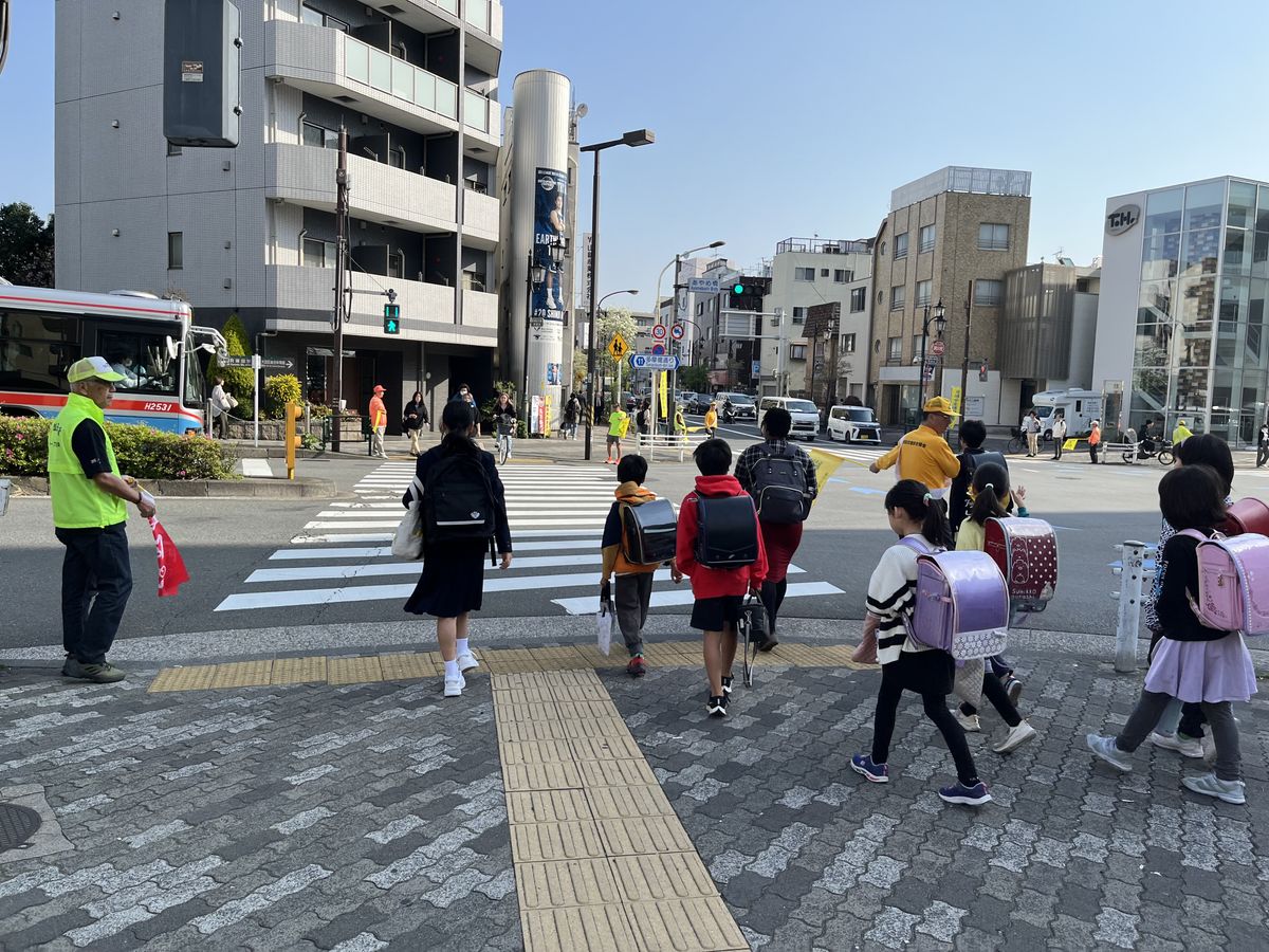 「全国一斉街頭指導」を実施　都内100か所の通学路で交通指導