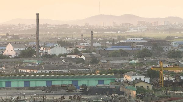 北朝鮮・新義州の街（中国・丹東から撮影）