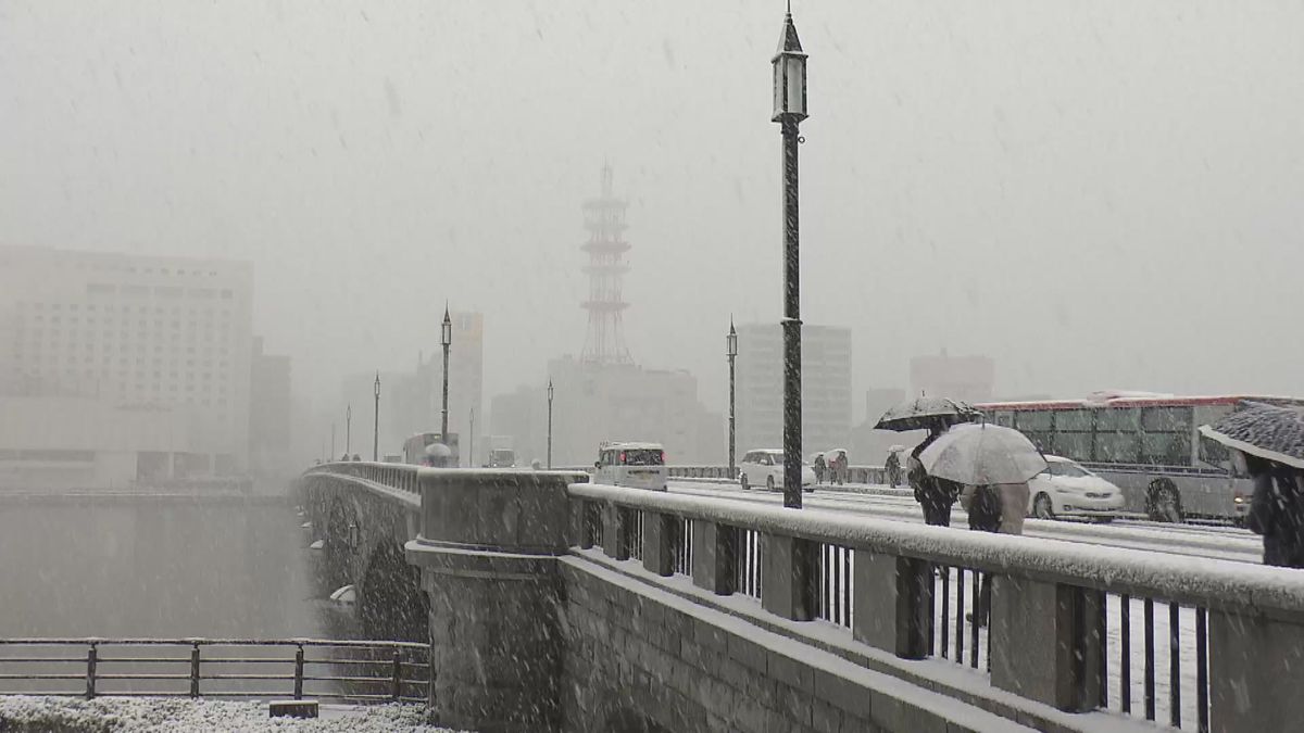 新潟市で雪の降り方強まる時間も　寒気の影響で断続的に降雪　魚沼市守門では積雪195センチ　《新潟》