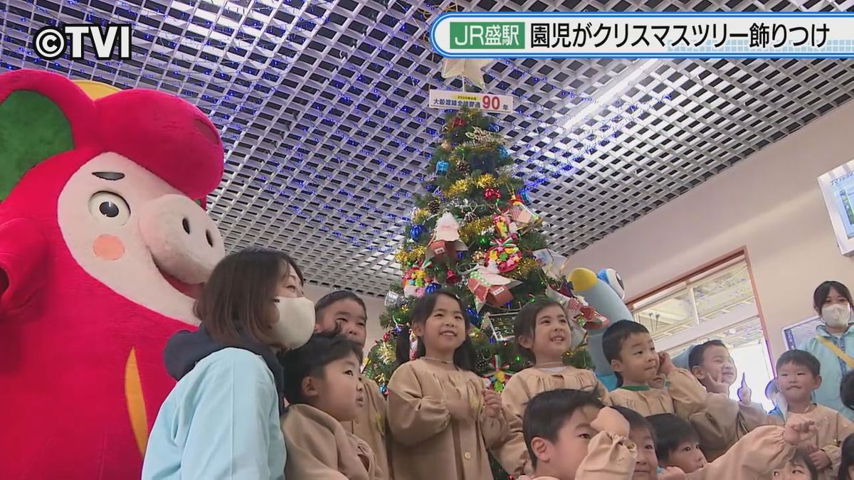 クリスマスまで１か月　駅の待合室に恒例のクリスマスツリー　岩手県大船渡市