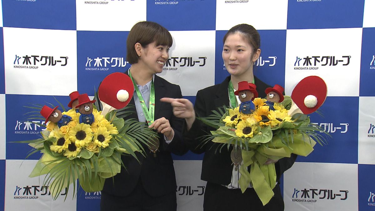 卓球の世界選手権で銅メダルに輝いた長崎美柚選 手（左）、木原美悠選手（右）