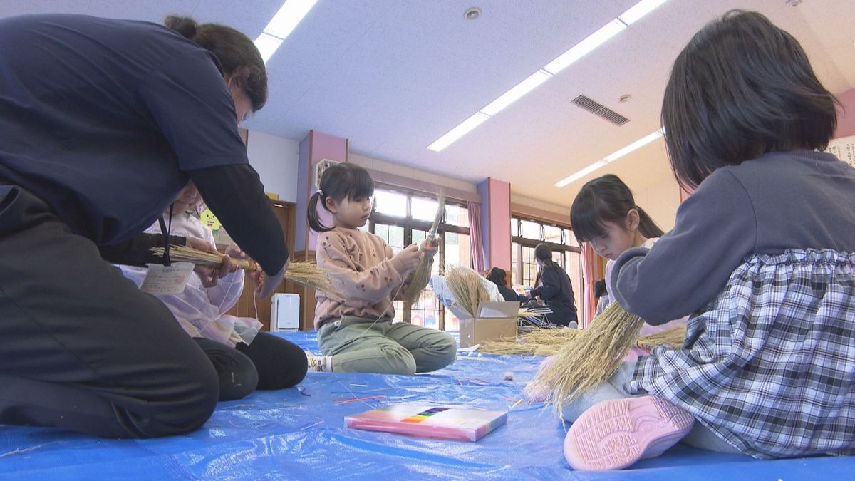 園児手作り「ミゴほうき」 コメ収穫後の稲わら活用 永平寺町･上志比幼稚園