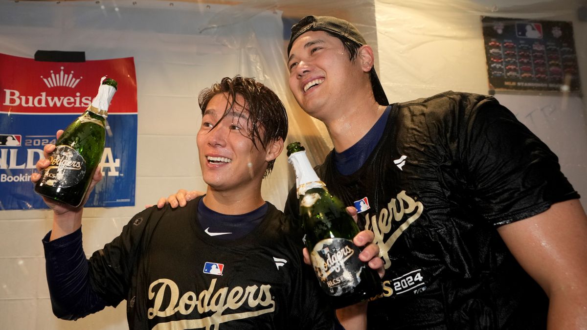 シャンパンファイトで笑顔を見せる山本由伸投手と大谷翔平選手【写真：AP/アフロ】