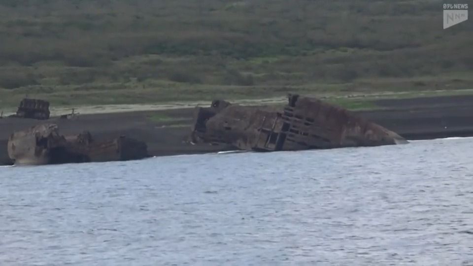 硫黄島の海岸に残る船の残骸