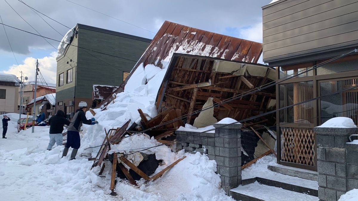 雪の重みで空き家が“倒壊”電柱も傾く　今シーズンの豪雪で建物被害350件以上　青森県青森市