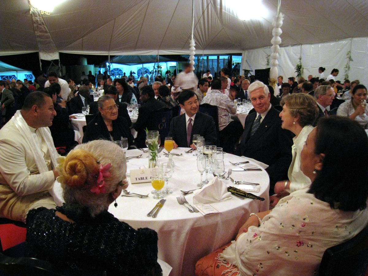 皇太子（現・ツポウ6世）主催の夕食会。メインテーブルで天皇陛下をもてなす皇太子と王太后（左）
2008年7月31日