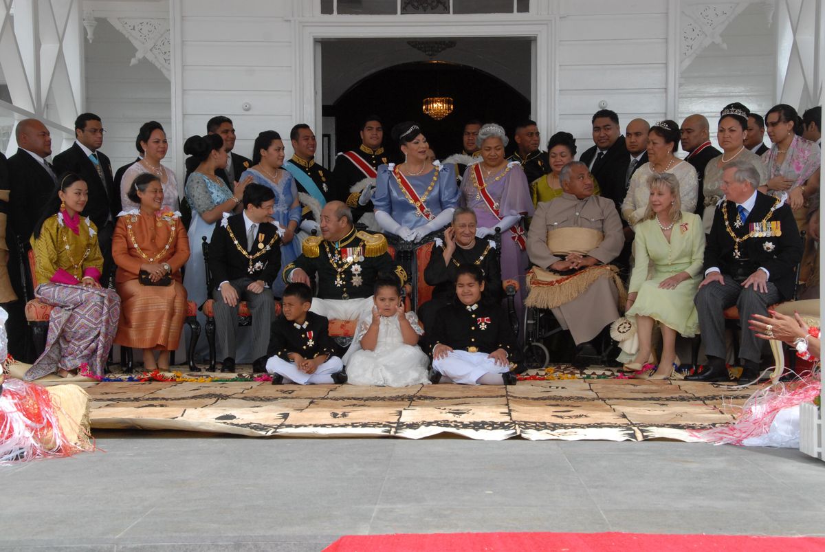 戴冠式後の記念撮影。陛下の席は国王の隣に用意された。2008年8月1日