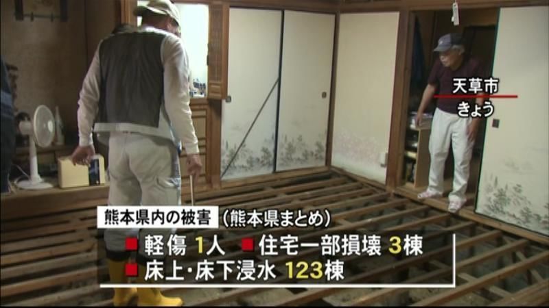 浸水被害などで後片付けに追われる　熊本