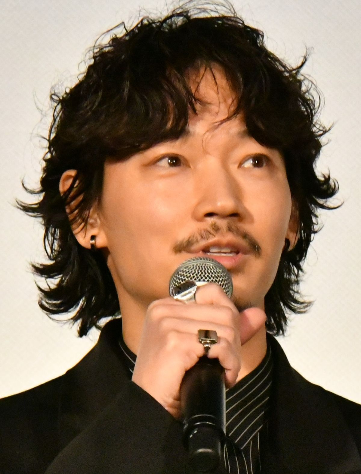 舞台挨拶に登場した綾野剛さん