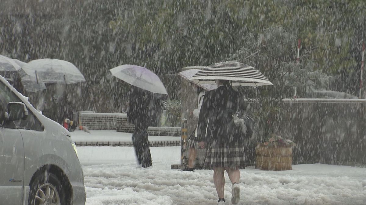 雪化粧の朝、福井市内では雪かき　10日にかけて山地を中心に大雪の見込み　上空に強い寒気流れ込む　交通障害に注意を