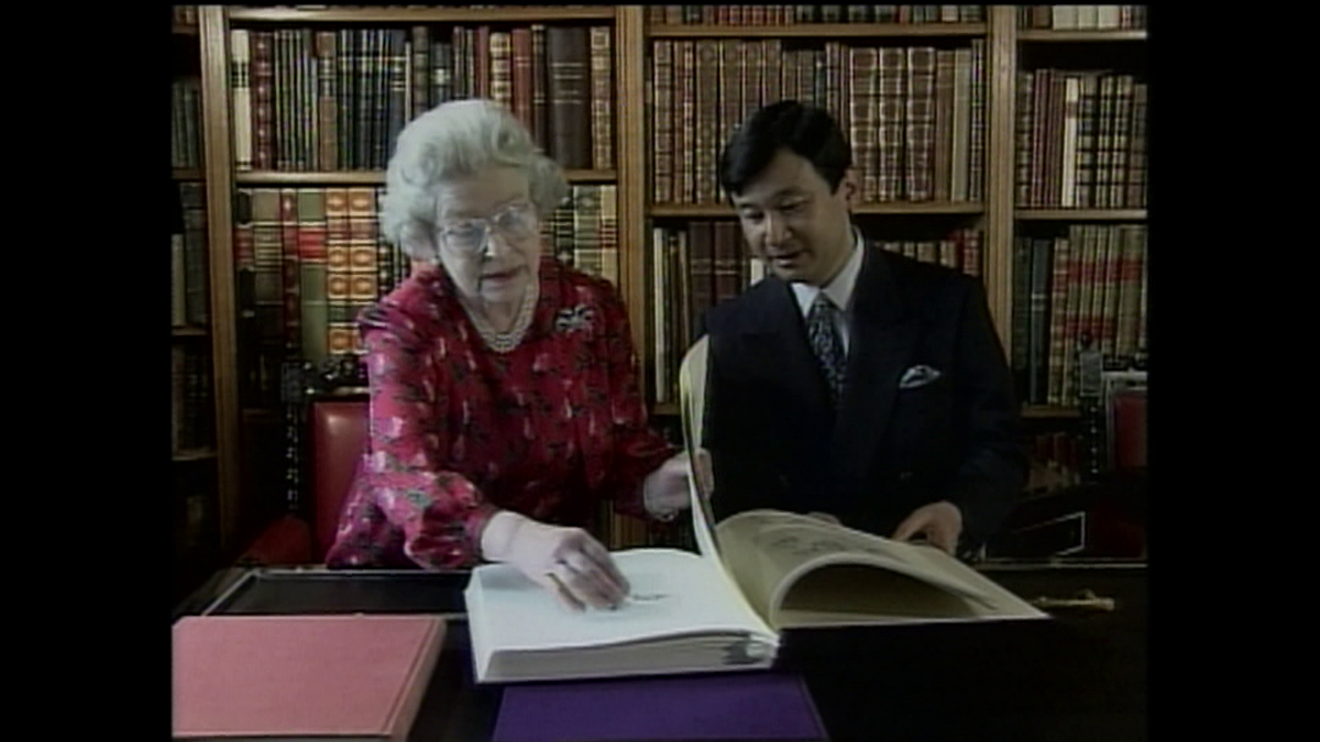 2001年5月19日 ウィンザー城図書室でのエリザベス女王と天皇陛下
