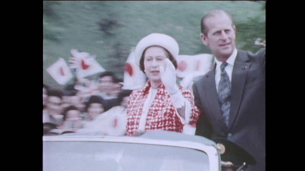 1975年5月9日　パレードするエリザベス女王夫妻