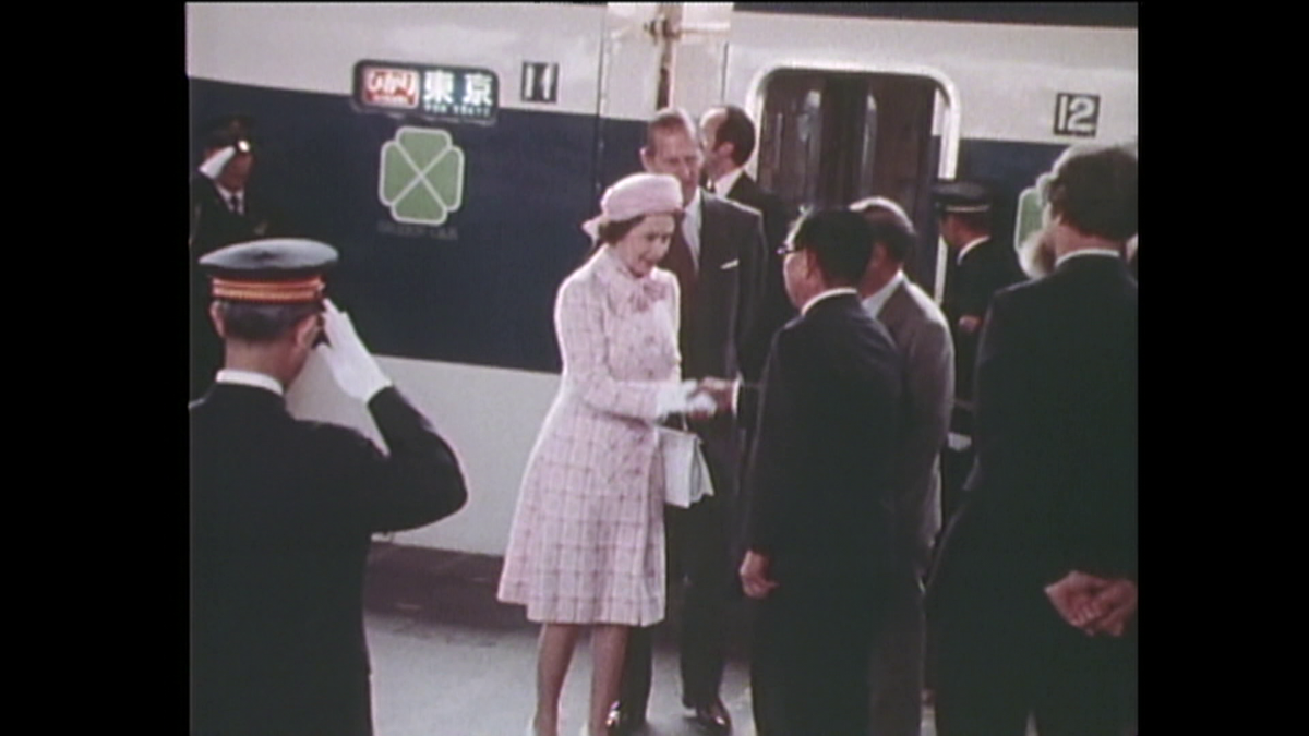 1975年5月12日 　東京駅に新幹線で到着したエリザベス女王夫妻