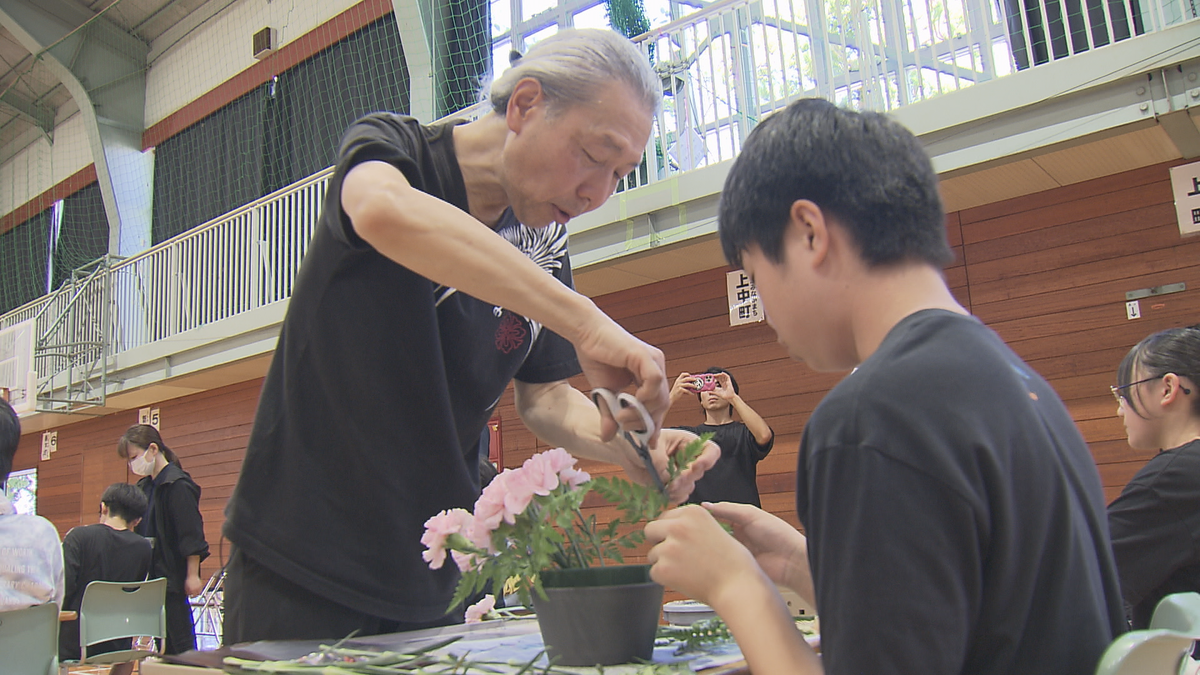 華道家の假屋崎省吾さん須坂市の小学校で「花育」特別授業　「私はとっても引っ込み思案だったんです。それが花で…こんなに…」