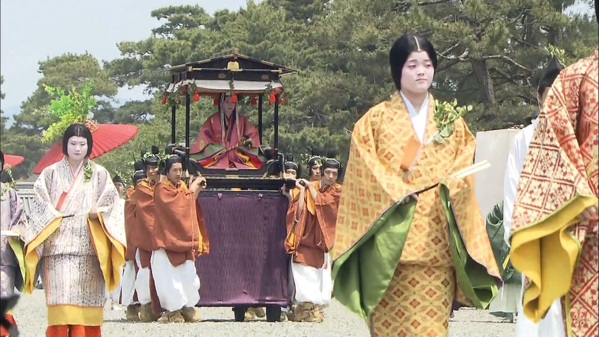 平安装束の大行列あでやかに　京都「葵祭」