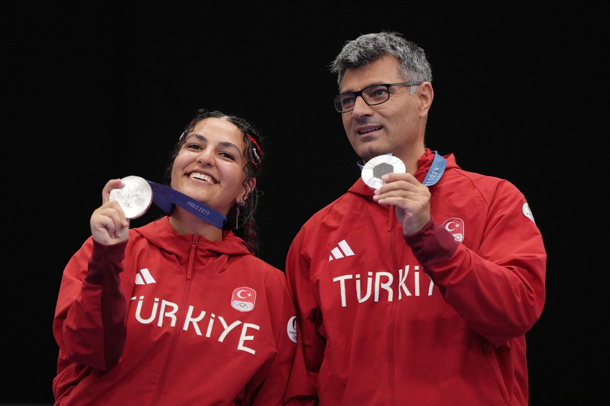 射撃で銀メダルを獲得したトルコ代表のユスフ・ディケチ選手(写真：ロイター/アフロ)