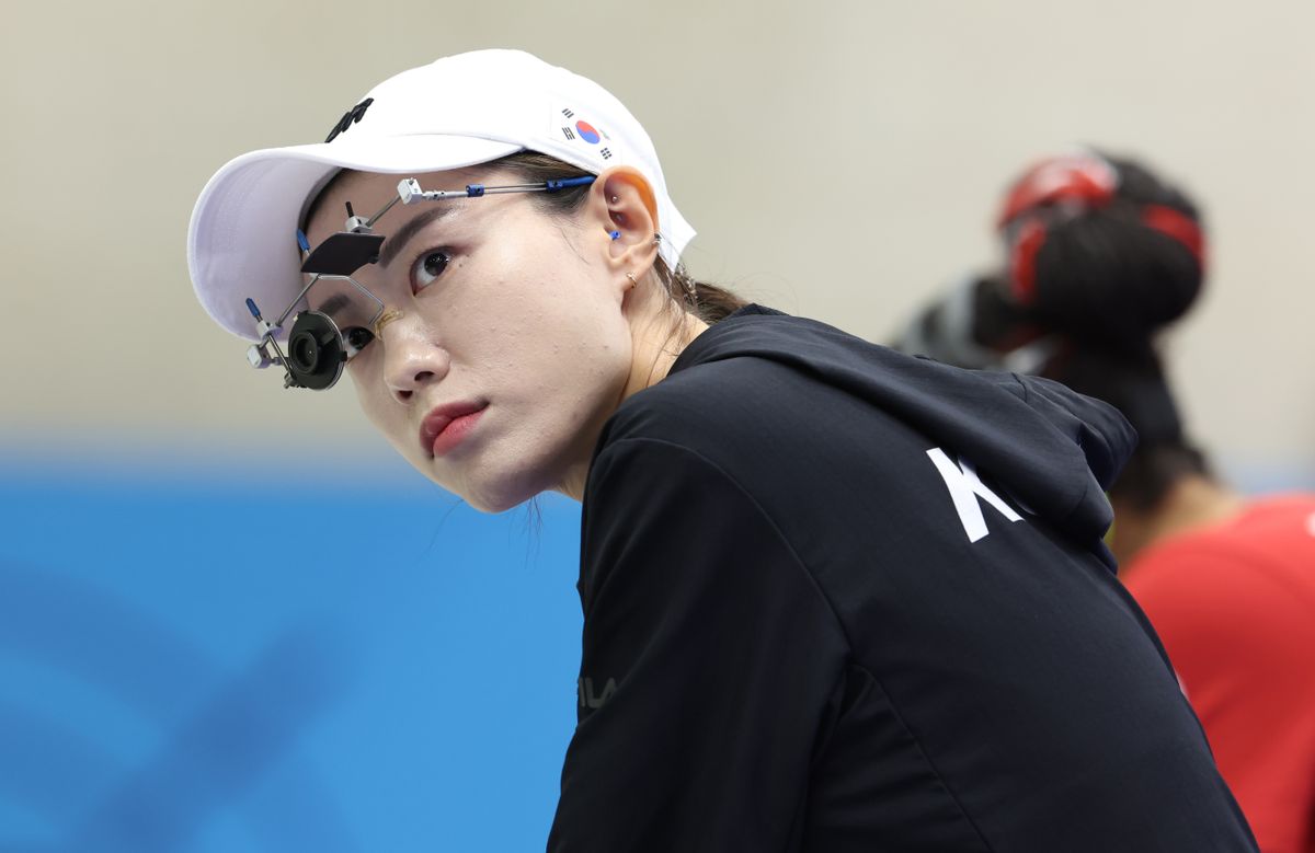 特殊なめがねをつける射撃・韓国代表のキム・イェジ選手(写真：新華社/アフロ)