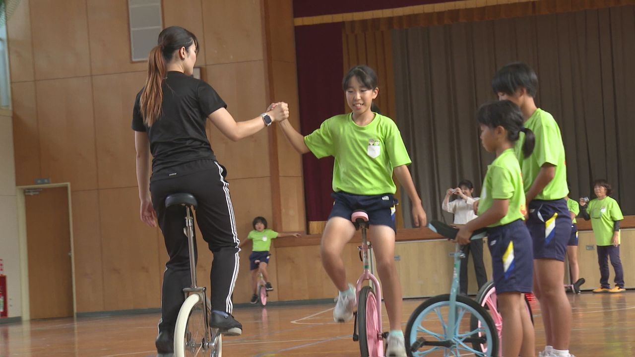 一輪車の世界王者が小学生指導」ジャンプやスピンなどを織り交ぜたペアの演技を披露【愛媛】（2023年10月9日掲載）｜日テレNEWS NNN