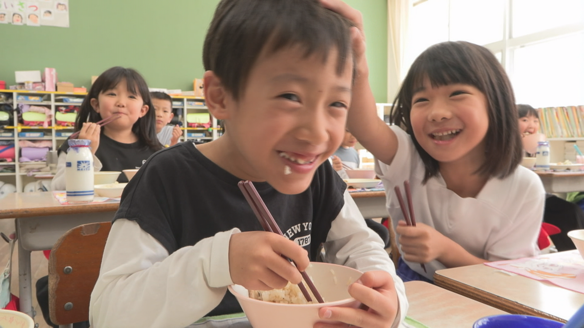 待望のマツタケ給食！小学生がマツタケご飯を堪能　どっさり！620人分の給食で20キロのマツタケ使用　思い出の味に