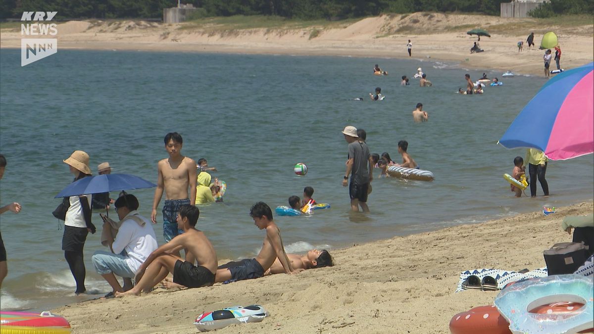 光市の虹ケ浜海水浴場　多くの海水浴客でにぎわう