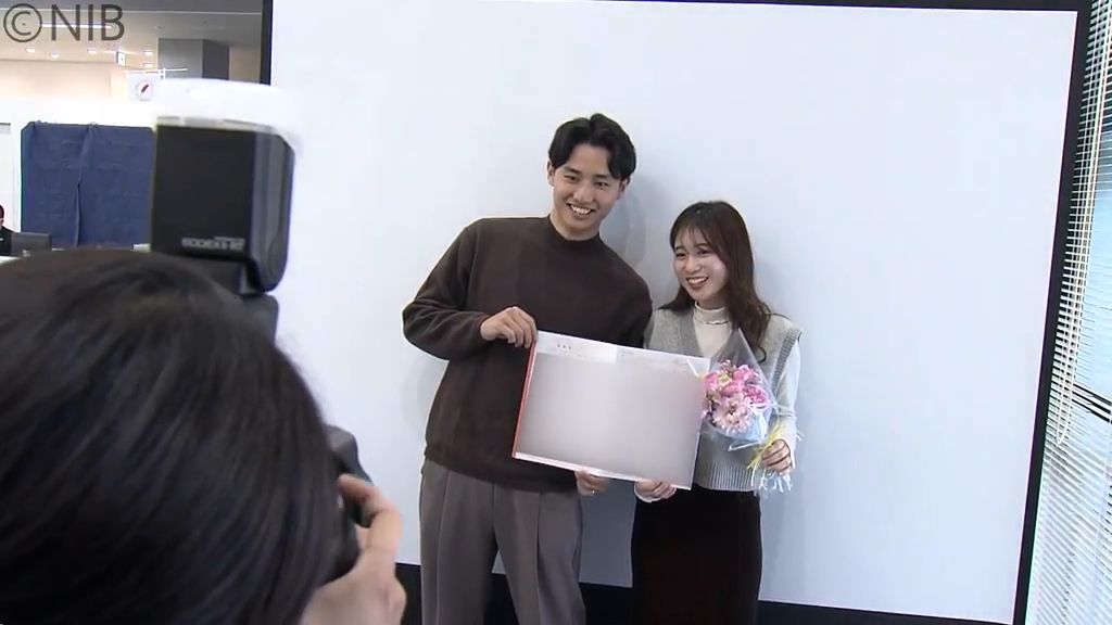 「幸せいっぱい」11月22日""いい夫婦の日"に婚姻届　市役所に記念写真の撮影コーナー【長崎】