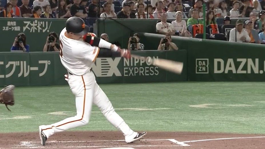 453本目の2塁打を放った巨人の坂本勇人選手(画像:日テレジータス)