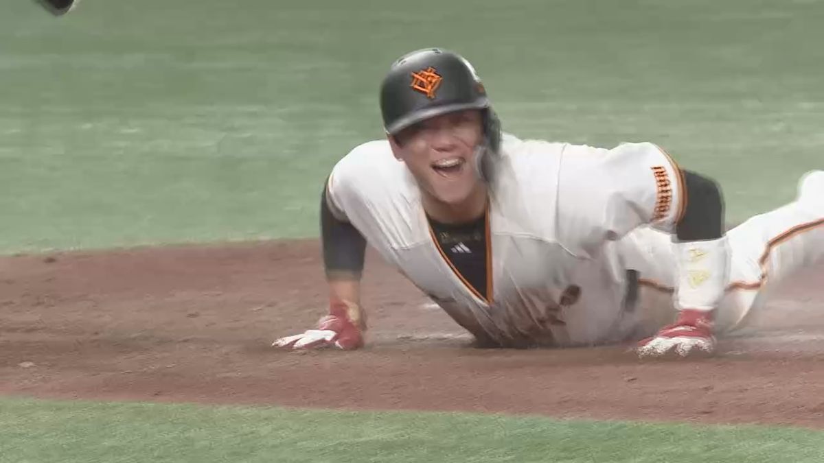 ヘッスラでホームインし笑顔の坂本勇人選手(画像:日テレジータス)