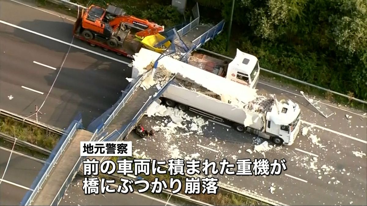 イギリス南東部　高速道路に歩道橋が落下