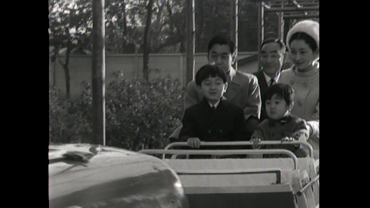 1968(昭和43)年1月上野動物園 「おサル電車」に乗られる天皇ご一家