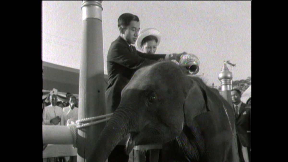 1964(昭和39)年12月 タイを訪問された時の上皇ご夫妻とメナム