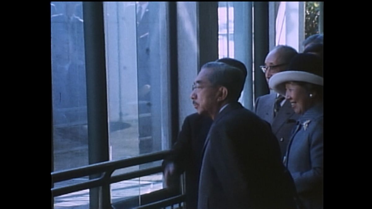 1973(昭和48)年11月 上野動物園でパンダを見る昭和天皇と香淳皇后