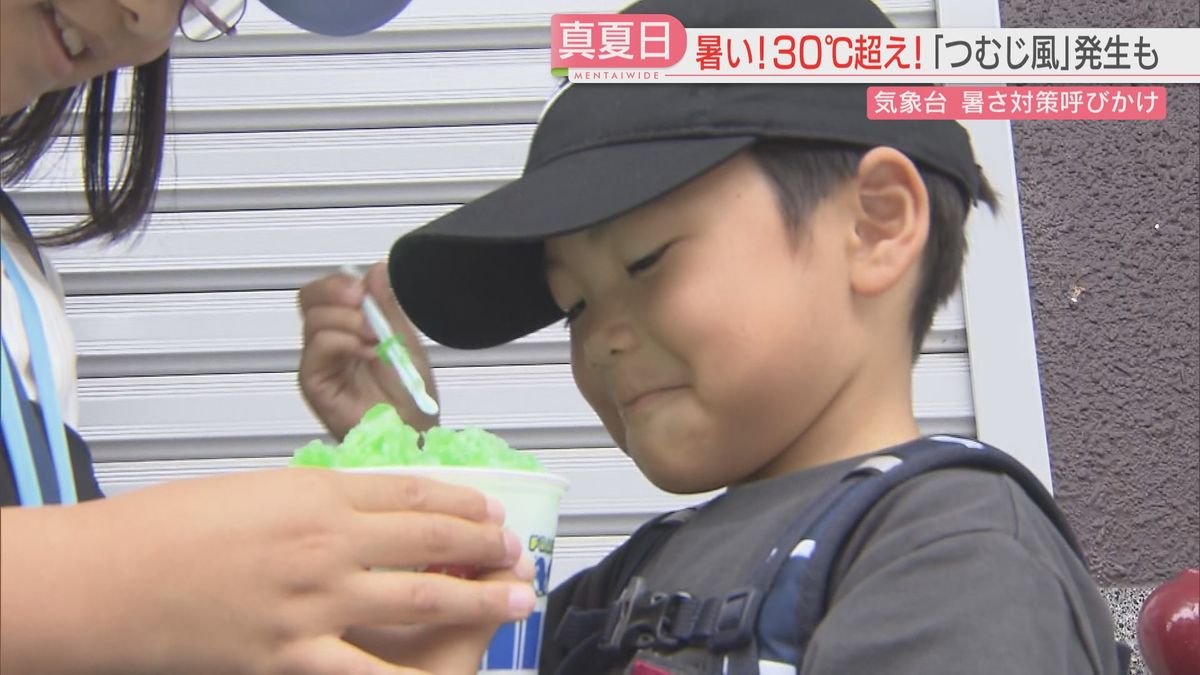 かき氷を食べる子ども