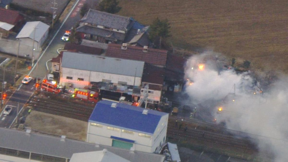 工場で火事　パレットやコンテナなどが燃える　火事の影響で近鉄名古屋線の一部区間が一時運転見合わせに　愛知・愛西市