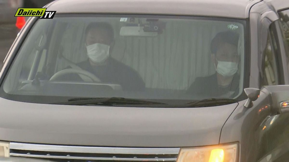 【菊川市３人殺害事件】容疑者を乗せた車　菊川警察署に到着（静岡）